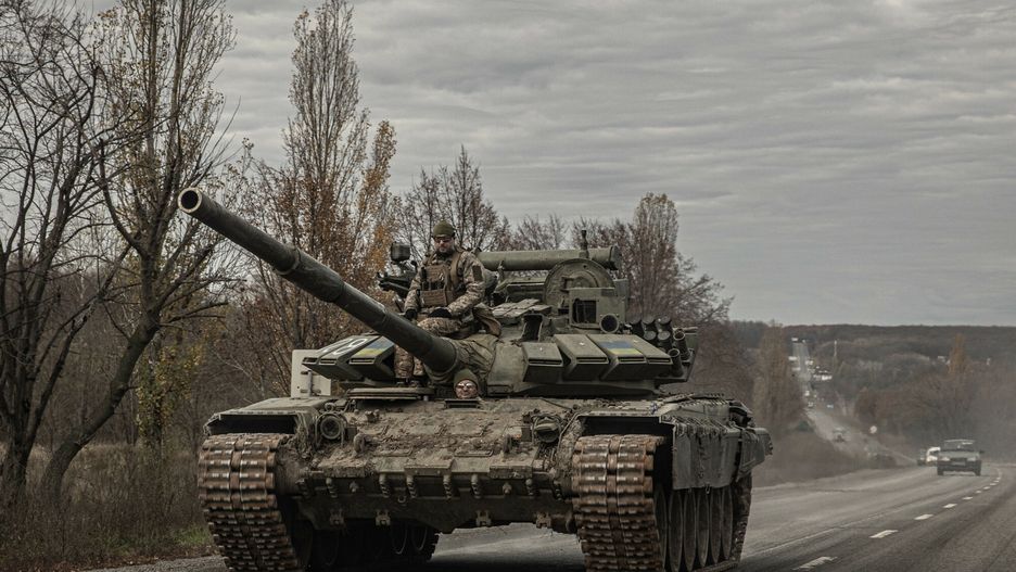 Ukraina - arch
A Ukrainian tank travels along a highway north of Kharkiv, Ukraine, on Wednesday, Nov. 2, 2022. (Finbarr O'Reilly/The New York Times)
FINBARR O'REILLY
