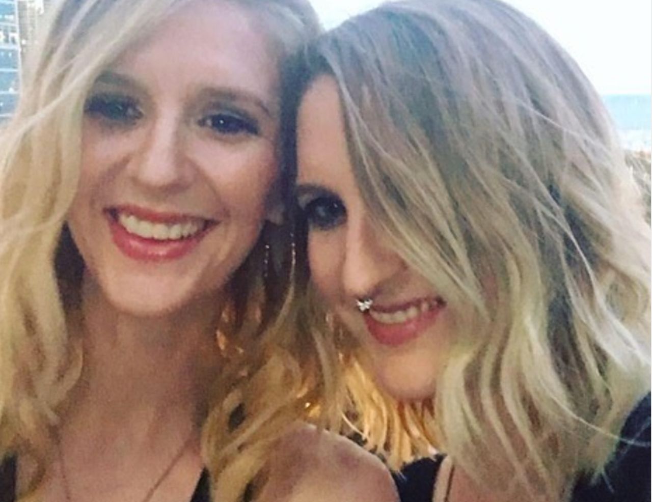 Bliźniaczka urodzi dziecko siostry. Niezwykły gest kobiety. "Jesteśmy w ciąży we trójkę"