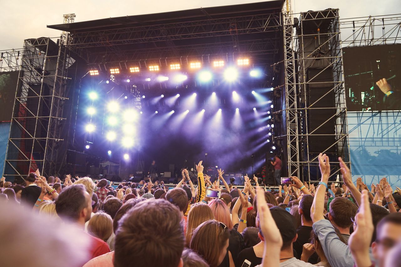 Zarzuty UOKiK dla organizatora koncertów i festiwali za zakaz wnoszenia bagaży i opłaty za depozyt