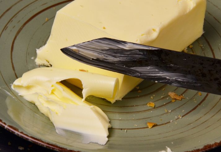Wysokie ceny masła biją po kieszeni. Polacy kupują go mniej