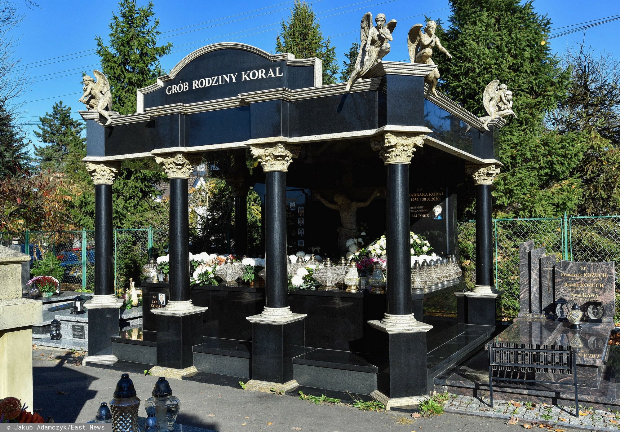 Rodzinny gr�b rodziny Koral
Fot. Jakub Adamczyk/East News, 31.10.2025. Rodzinny grob rodziny Koral, na cmentarzu komunalnym przy ulicy Sniadeckich w Nowym Saczu.
Jakub Adamczyk