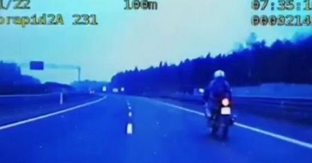 Dres zdradził motocyklistę. Niecodzienny widok na krajowej siódemce