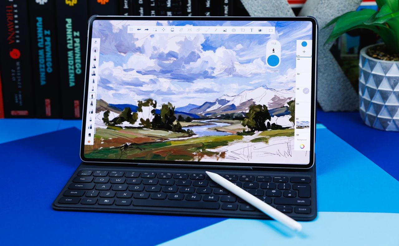 Etui łączy się z tabletem dzięki stykom, nie wymaga Bluetooth. To wariant, który z tabletem można trzymać jedną dłonią - ekran opiera się na klawiaturze.