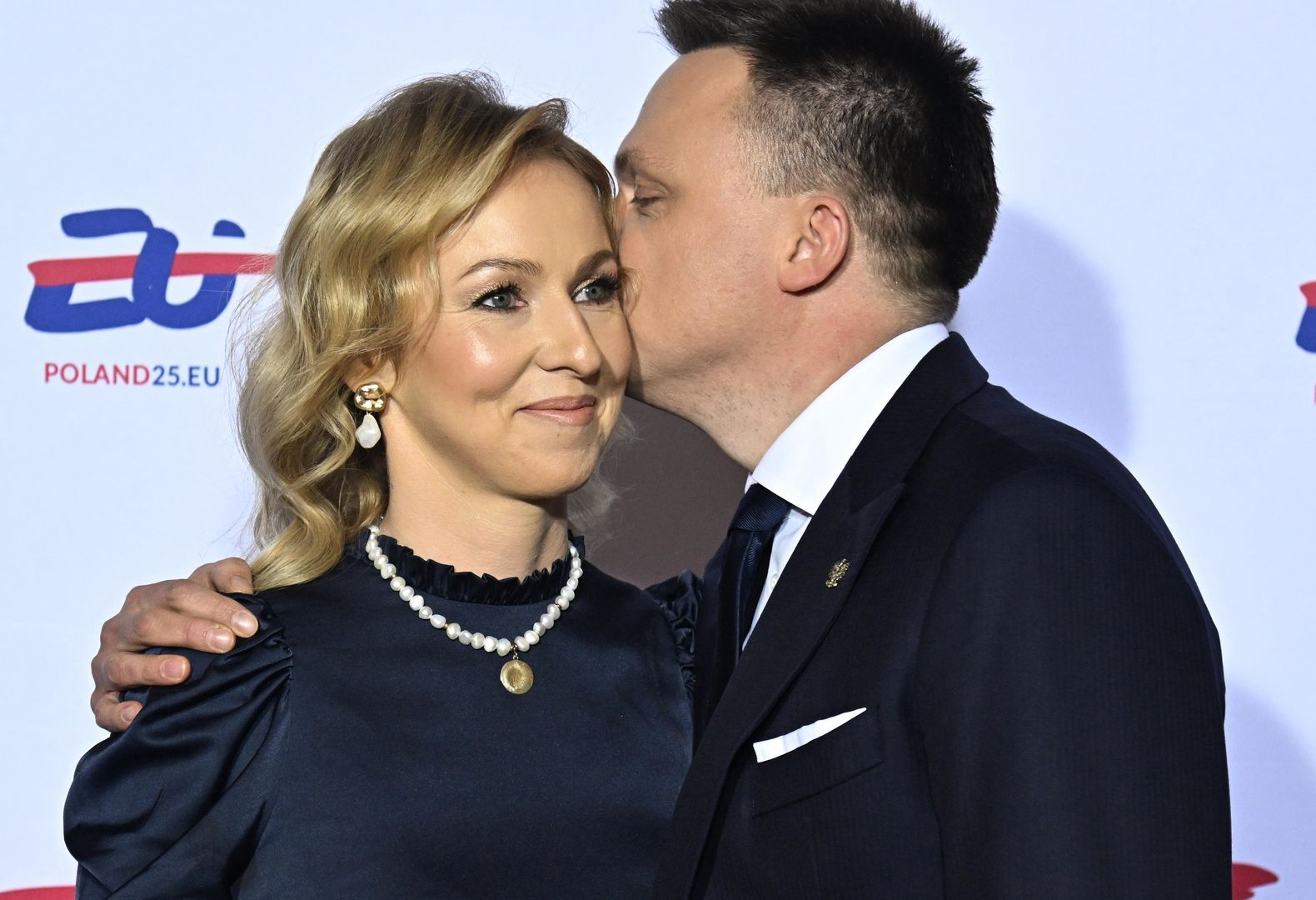 Hołownia pokazał się z żoną. Stylistka spojrzała na strój: dramat