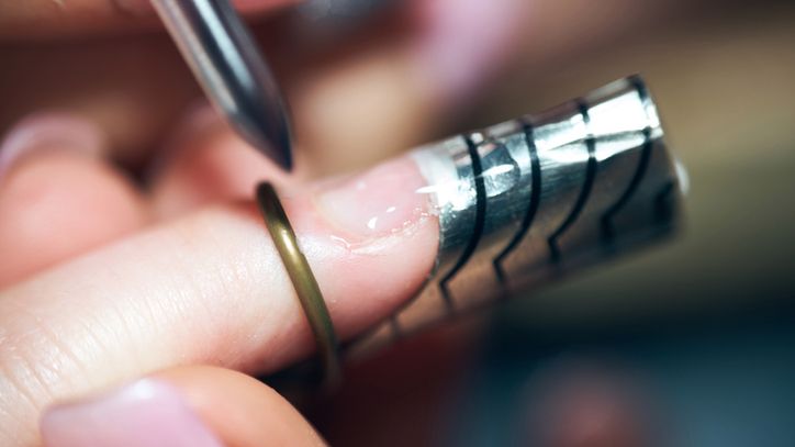 Jak prawidłowo nałożyć szablony do przedłużania paznokci? Wskazówki do domowego manicure 1