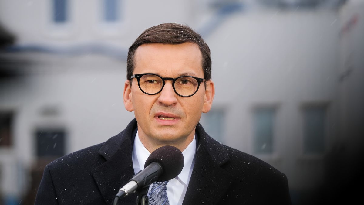 Pyrzowice, 29.11.2021. Koronawirus w Polsce. Premier Mateusz Morawiecki podczas wizyty na terenie tymczasowego szpitala zakaźnego w Pyrzowicach, 29 bm. trwa wizyta szefa rządu w województwie śląskim. (jm) PAP/Hanna Bardo