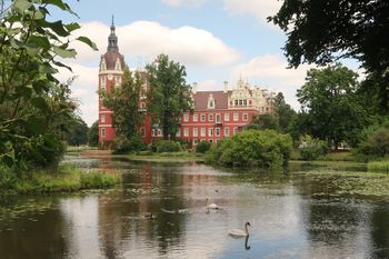 Park Mużakowski: ogromny kompleks z listy UNESCO dla wielbicieli przyrody i zamków