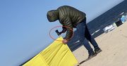 Przyszedł z siekierą na plażę. "Zaczyna się"