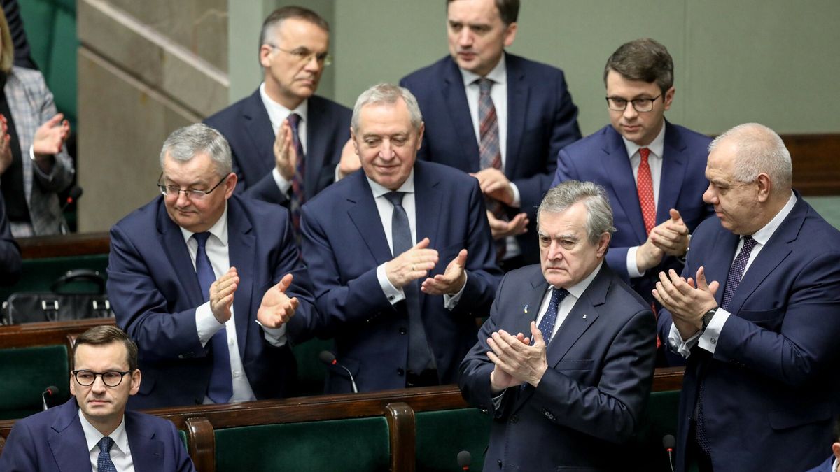 Podwyżki dla polityków. Ten zapis w projekcie budżetu na 2023 r. stawia sprawę jasno