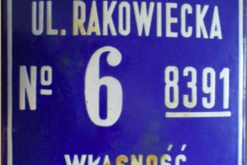 Warszawa. Przedwojenna tabliczka z numeracją budynków i rejonizacją policyjną może wrócić po latach na miejsce, skąd zdjęto ją zapewne podczas powojennego remontu