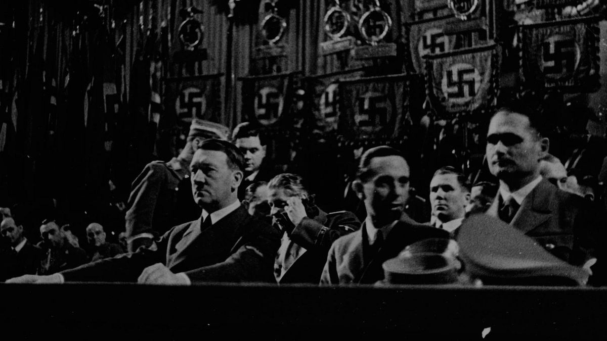 Rudolf Hess (pierwszy od prawej) w czasie uroczystości ósmej rocznicy przejęcia władzy przez Hitlera