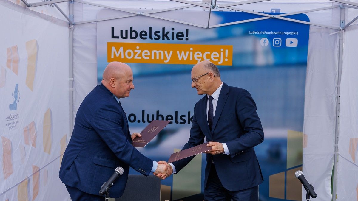 Jarosław Stawiarski i Krzysztof Żuk podczas podpisania umowy o dofinansowanie
