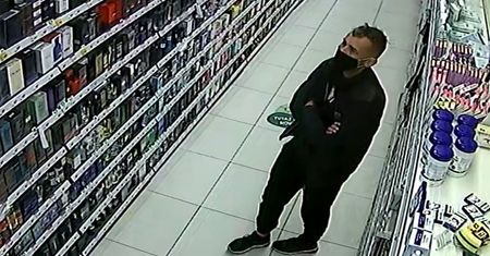 Czy rozpoznajesz go? Ukradł w Rossmannie perfumy o wartości 700 złotych