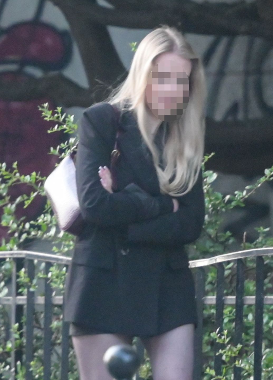 Kuba Karaś wraca poranną porą do mieszkania z tajemniczą blondynką