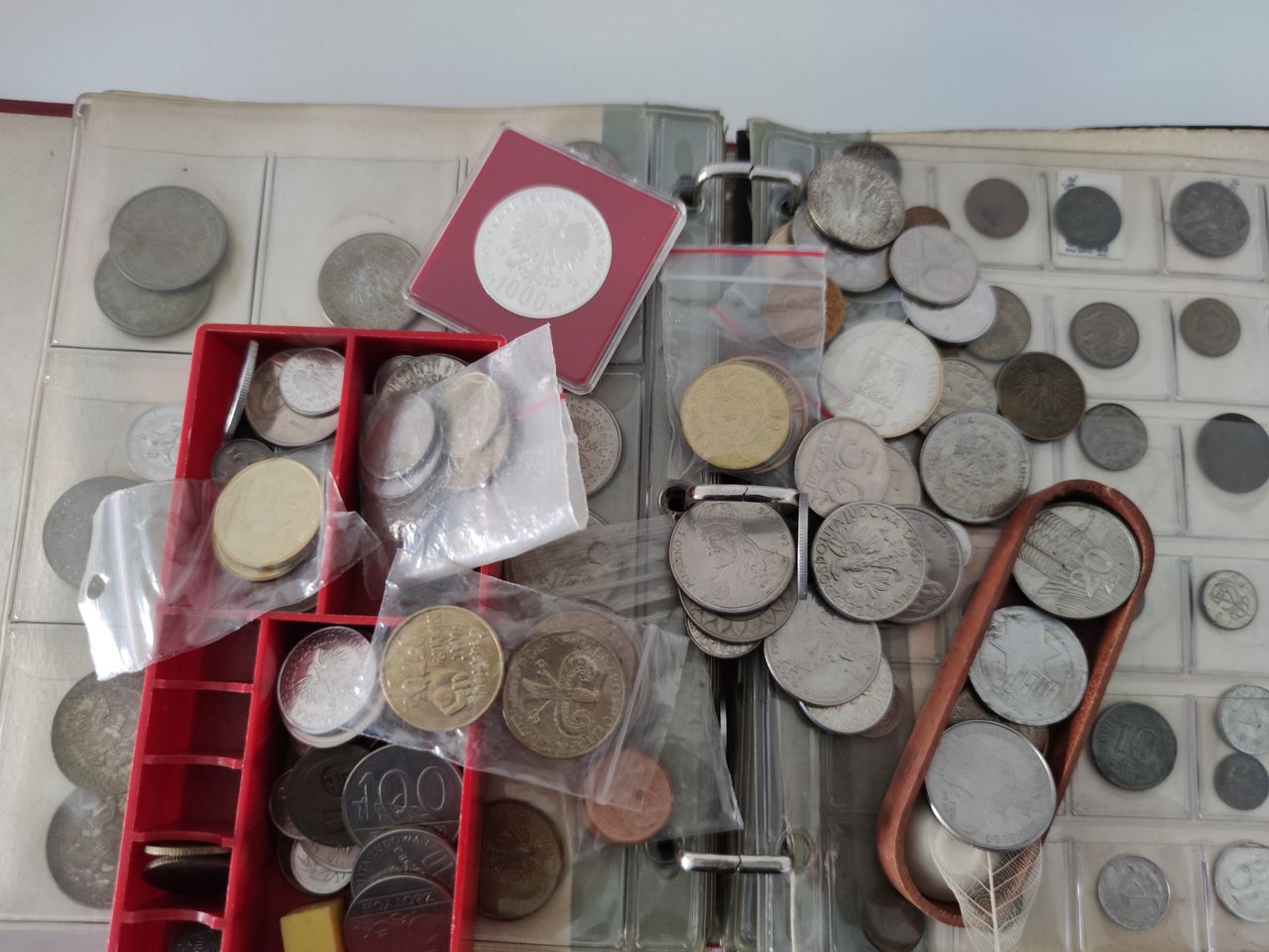 Cenne monety PRL sprzedawane na portalach aukcyjnych: gratka kolekcjonerska