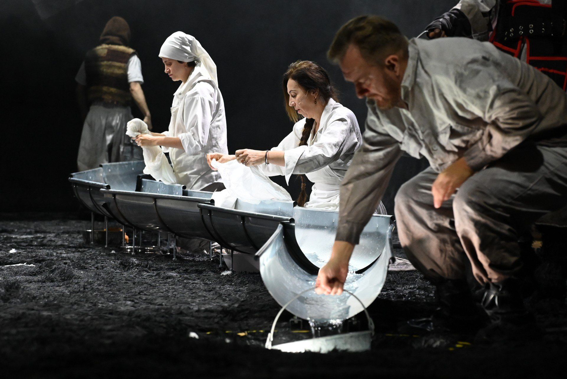 Scena ze spektaklu &#34;Potok. Ćwiczenia ze wspólnoty&#34;, premiera już w sobotę, 29 listopada. Na zdjęciu aktorzy, od lewej: Klaudia Janas, Beata Pszeniczna oraz Łukasz Pruchniewicz.