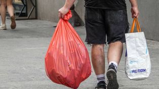 Kaufland naciąga na butelkach kaucyjnych? Klient dostał o połowę mniej