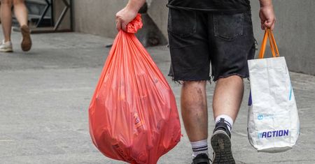 Zwrócił butelki. Kaucja była o połowę niższa. Znana sieć komentuje
