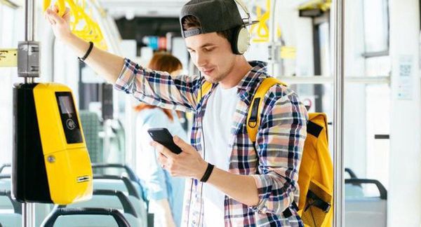 Orange pozwala na zakup biletów w aplikacji mobilnej. Koszt przejazdu doliczy do miesięcznego rachunku