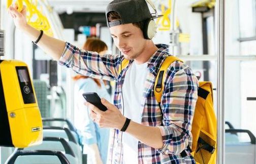 Orange pozwala na zakup biletów w aplikacji mobilnej. Koszt przejazdu doliczy do miesięcznego rachunku