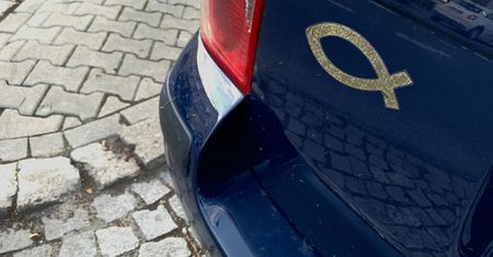 Widziałeś auto z rybą? Wyjaśniamy znaczenie naklejki