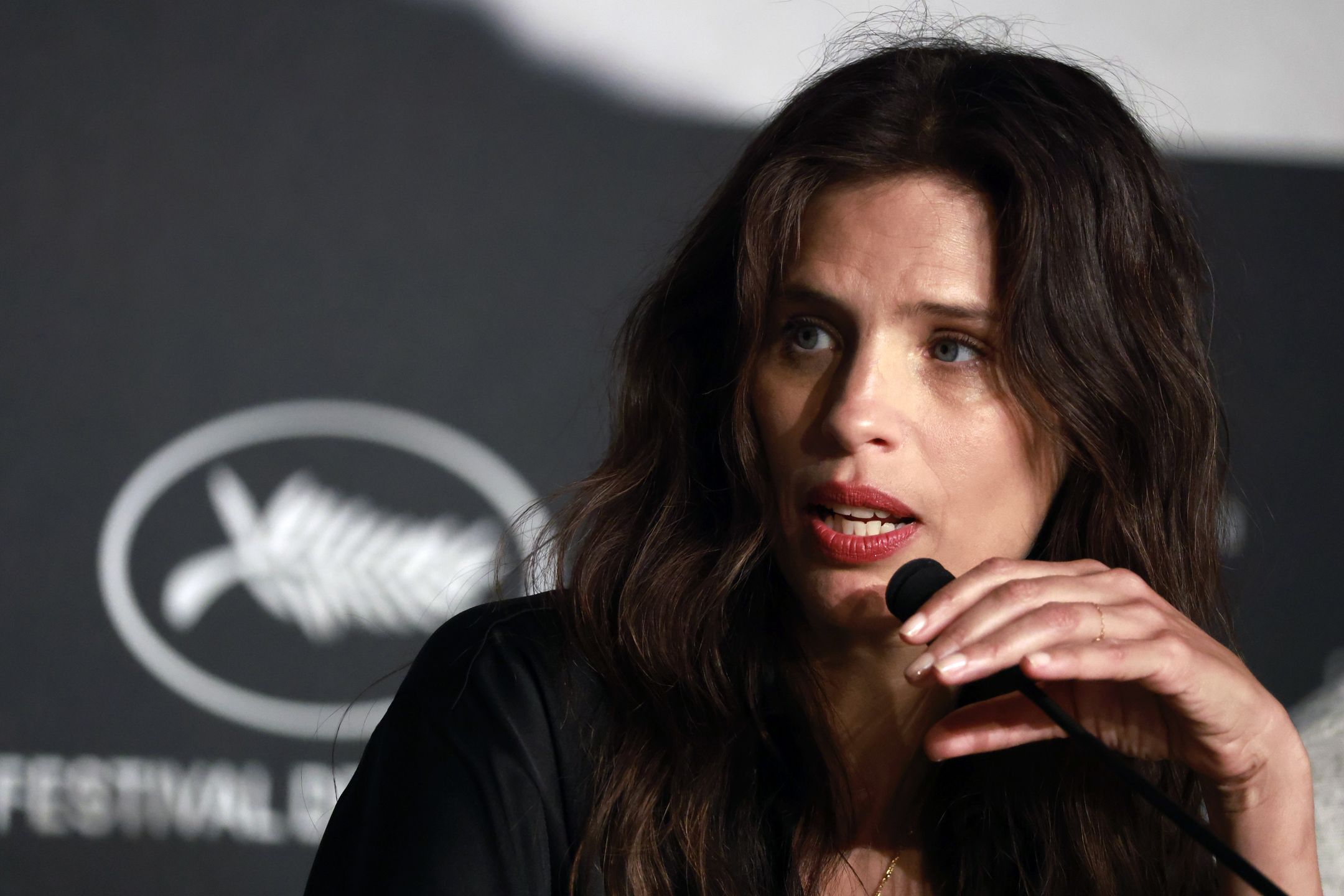 Maïwenn na Festiwalu w Cannes na konferencji prasowej filmu "Kochanica króla", który wyreżyserowała i w którym zagrała główną rolę
