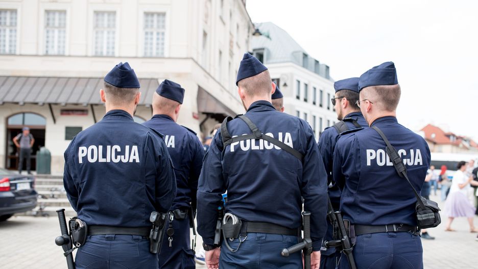 Tyle zarabiają policjanci