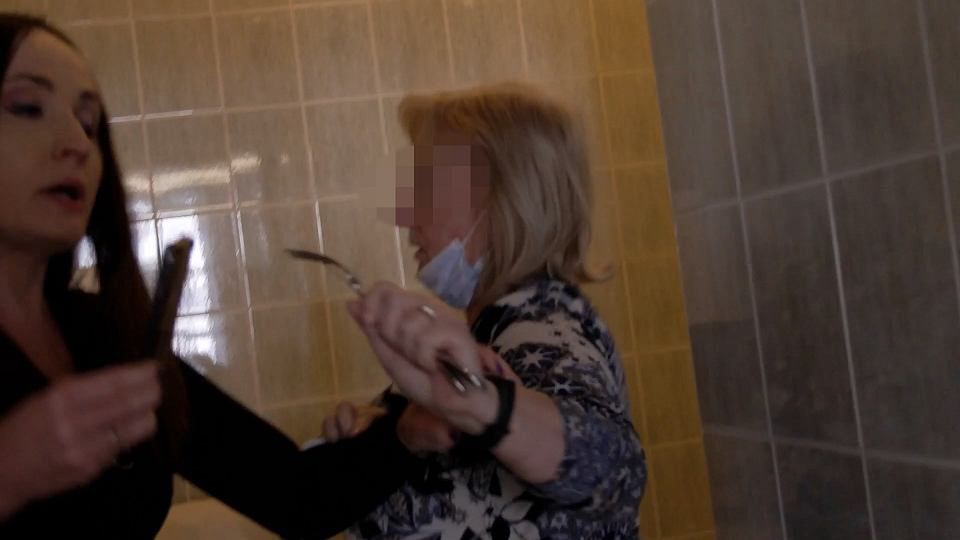 Dziennikarze "Wyborczej" zaatakowani w Sejmie? Kadr z nagrania "Wyborczej" 