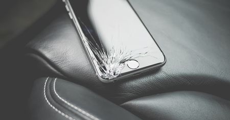 Pęknięty ekran i porysowana obudowa w telefonie? Zobacz, jak możesz zaoszczędzić na naprawie