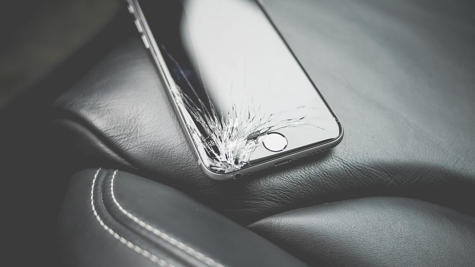 Czasem wystarczy nawet upadek telefonu z niewielkiej wysokości...
