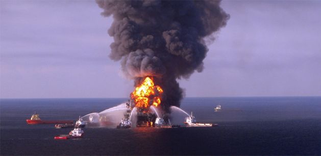 USA, Nowy Orlean, 22 kwietnia 2010: Gaszenie platformy wiertniczej Deepwater Horizon, zniszczonej w wyniku eksplozji. AFP PHOTO/US COAST GUARD/