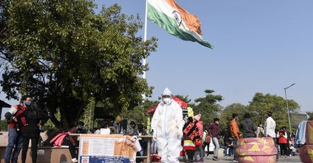 Dramatyczna sytuacja w Indiach. Kolejne kraje zakazują podróży