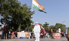 Dramatyczna sytuacja w Indiach. Kolejne kraje zakazują podróży