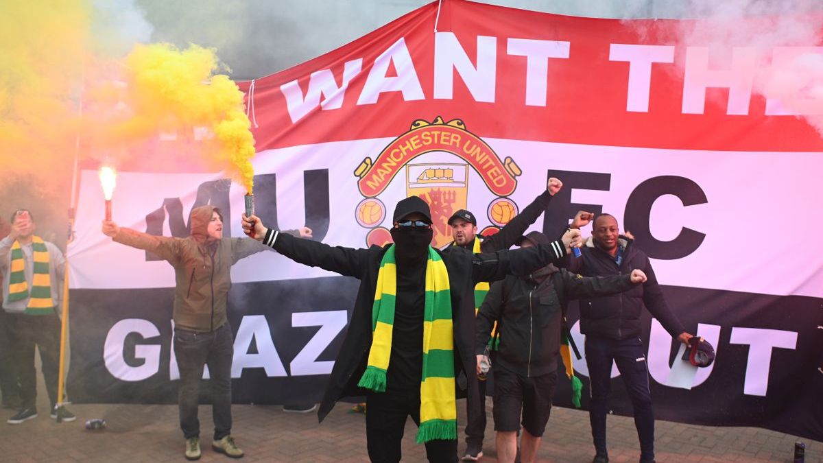 Zdjęcie okładkowe artykułu: Getty Images / Staff / Na zdjęciu: kibice Manchesteru United protestują przed stadionem Old Trafford
