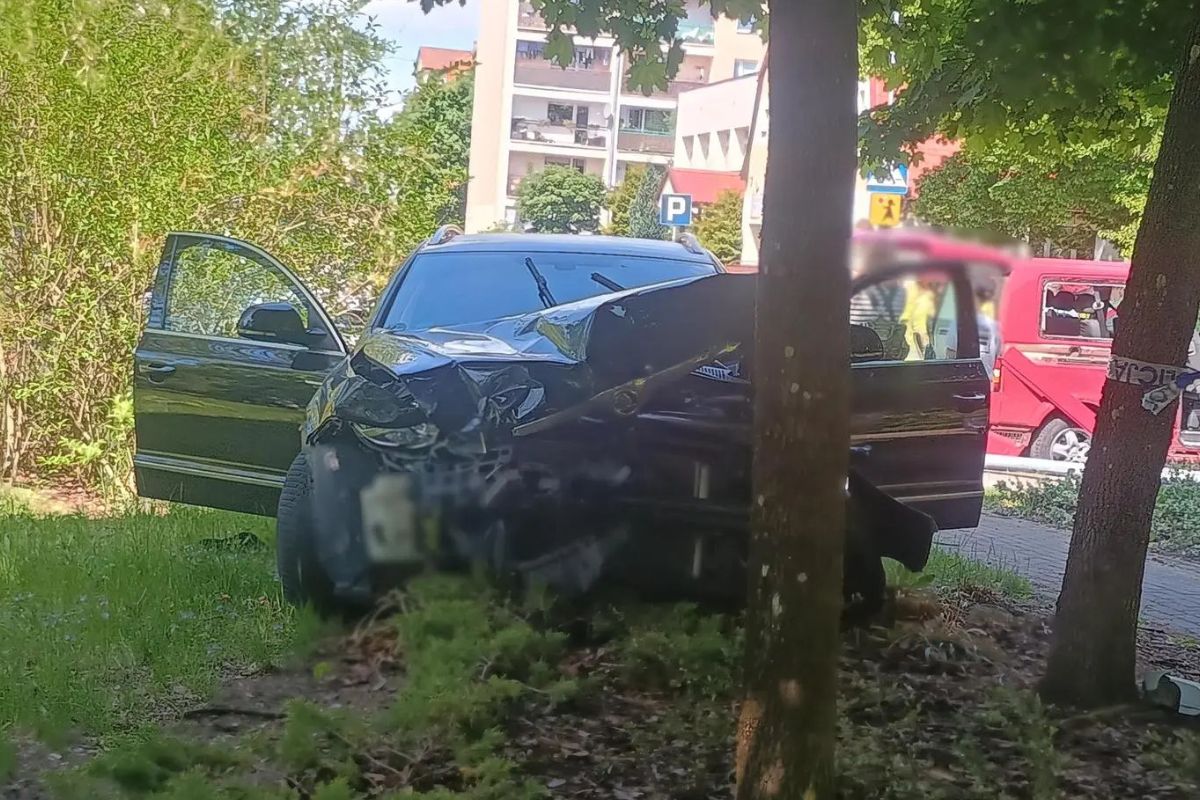 18-latek uderzył autem w minibus z dziećmi. Miał 3 promile alkoholu