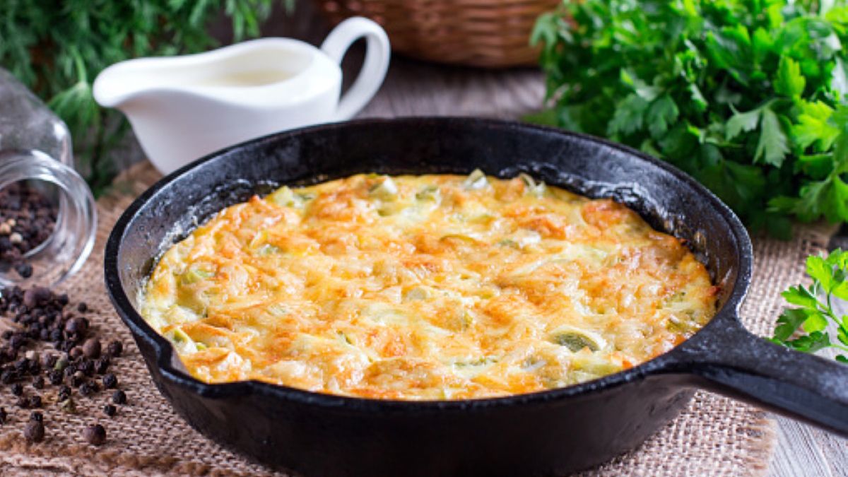 Duszone jajka z porem przygotuje nawet osoba, która nie odznacza się talentem kulinarnym 