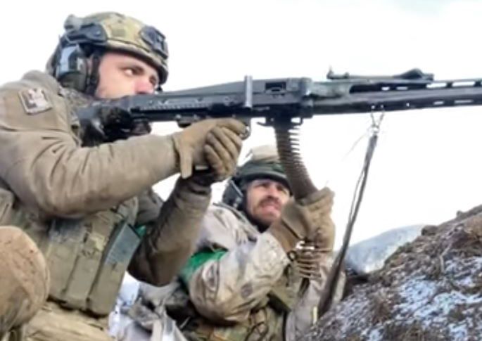 Ukraiński żołnierz ostrzeliwujący Rosjan z MG3.