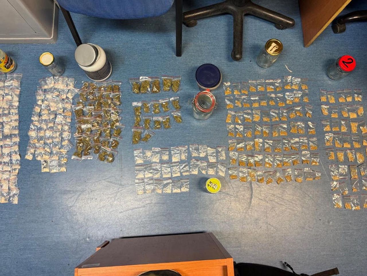 Wołomin: Lokalny diler na celowniku policji. W mieszkaniu miał ponad pół kilograma poporcjowanych narkotyków