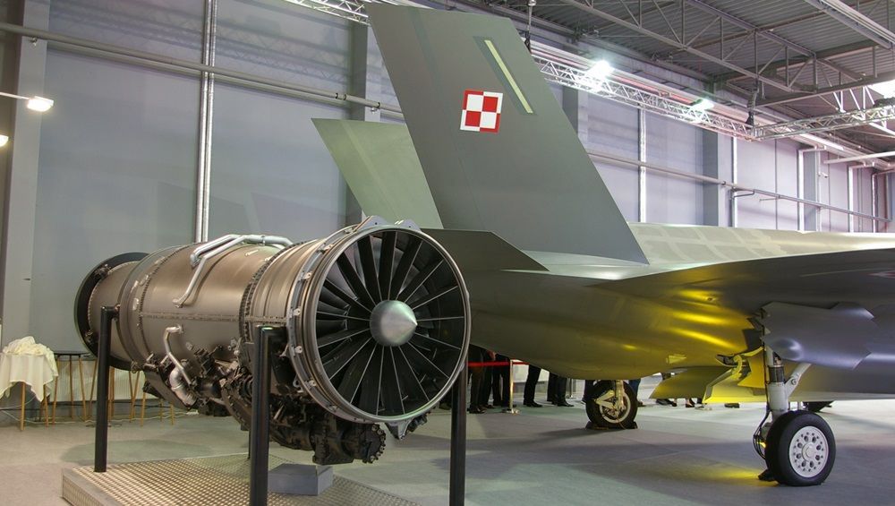 Makieta silnika F135 wystawiona obok makiety samego F-35A w polskim malowaniu na targach MSPO.