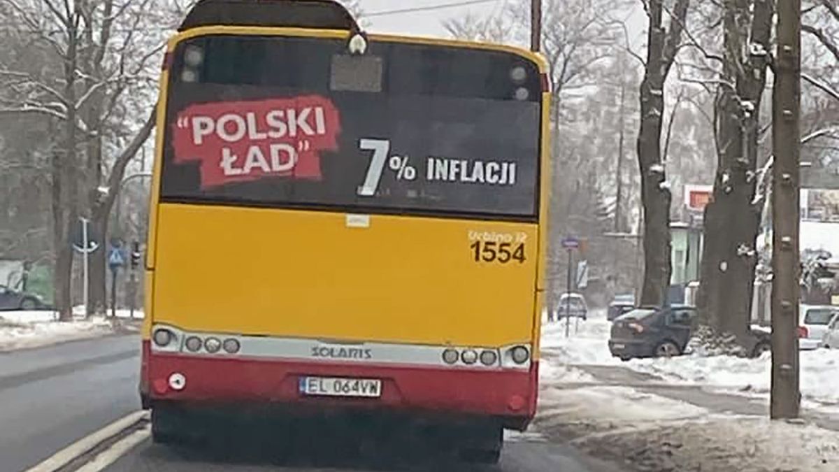 Po ulicach Łodzi zaczęły jeździć autobusy krytykujące Polski Ład