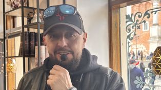 Wyjątkowy spacer po Sandomierzu z autorem kryminałów Michałem Śmielakiem