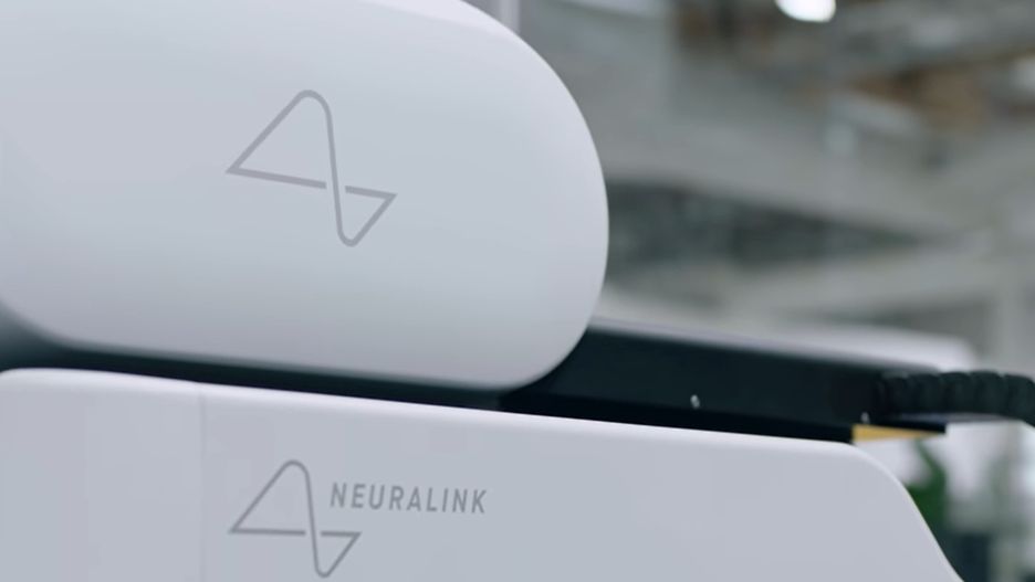 Maszyna z logo Neuralink