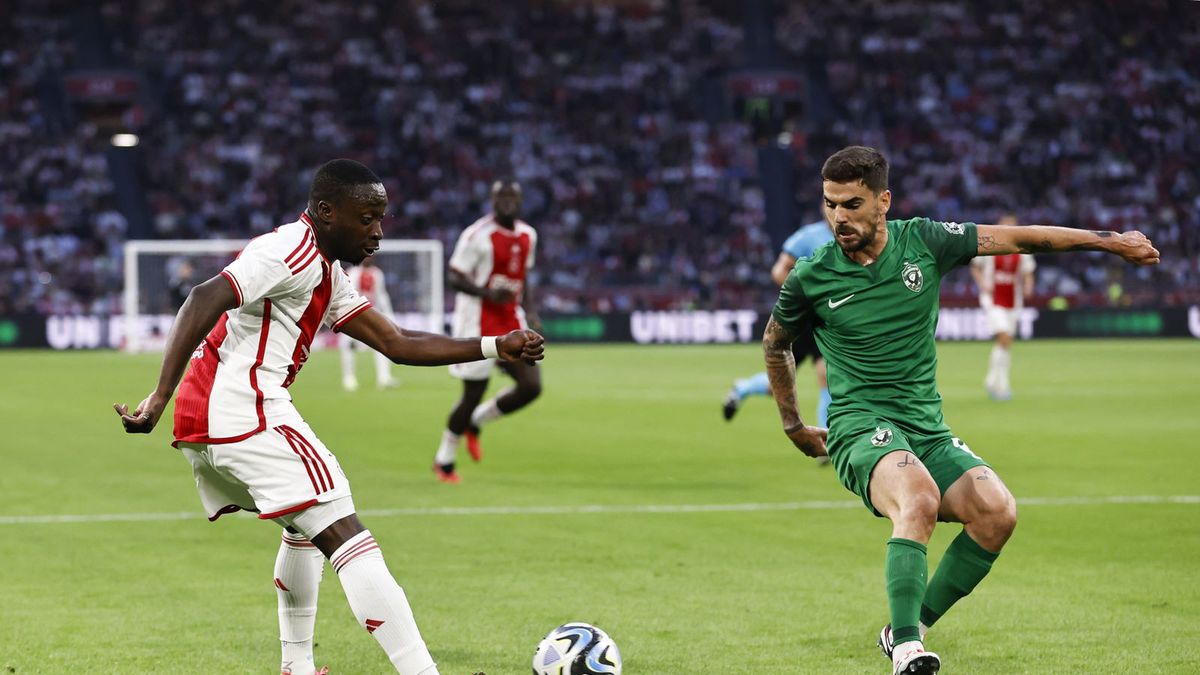 Claude Goncalves (w zielonej koszulce) w pojedynku z piłkarzem Ajaxu