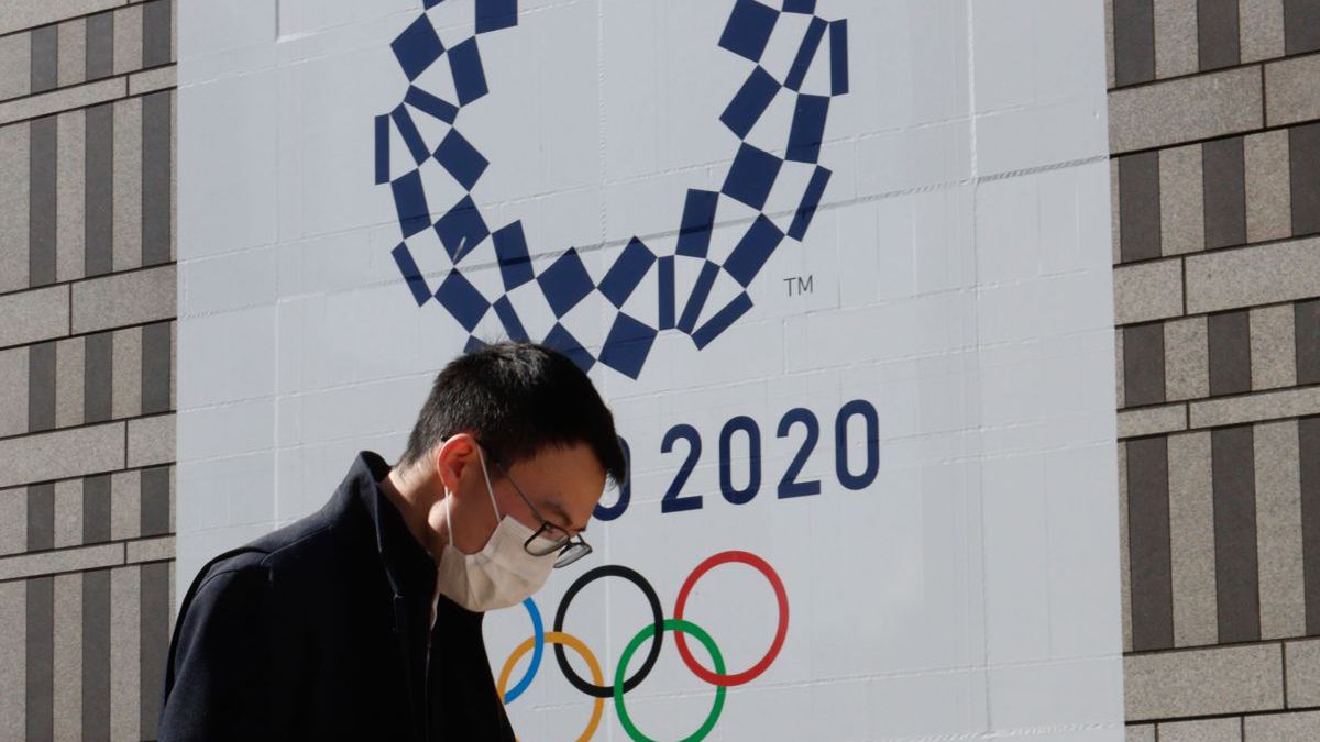 Zdjęcie okładkowe artykułu: Getty Images / James Matsumoto/SOPA Images/LightRocket / Mieszkaniec Tokio. W tle logo igrzysk olimpijskich