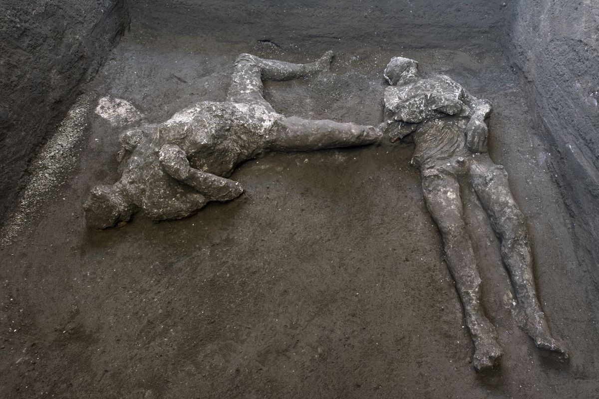 Szczątki dwóch ofiar wybuchu Wezuwiusza - 40-letniego mężczyzny w ciepłym płaszczu i jego młodego niewolnika w tunice. Dostawca: PAP/EPA