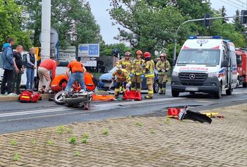 Wypadek na ulicy Krakowskiej we Wrocławiu. Zderzenie samochodu osobowego i motocykla
