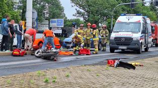Wypadek na ulicy Krakowskiej we Wrocławiu. Zderzenie samochodu osobowego i motocykla