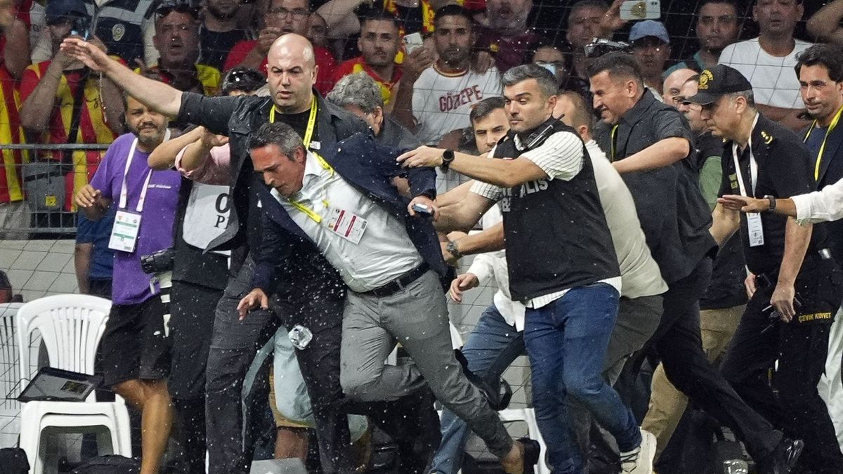 Getty Images / Mehmet Emin Menguarslan/Anadolu via Getty Images / Na zdjęciu: prezes Fenerbahce Ali Koc zaatakowany przez pseudokibica