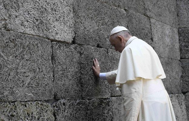 Hiszpańskie media podkreślają milczenie papieża w Auschwitz