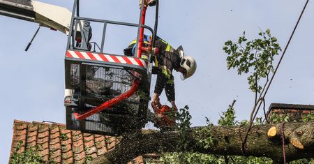 Pogoda. Burze nad Polską. Piorun zniszczył wiatrak na Pomorzu